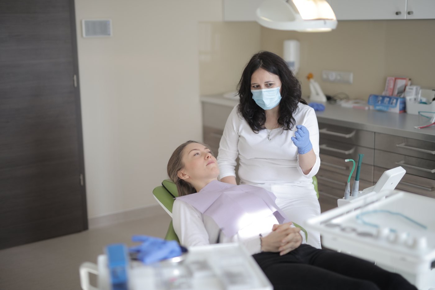 Dentista explicando un tratamiento a una paciente